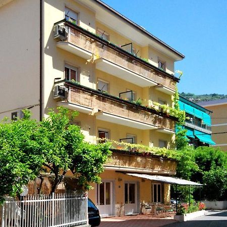 Residence Glicini Finale Ligure Exterior foto
